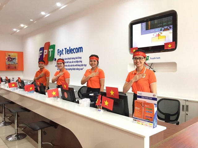 Khách hàng thanh toán dịch vụ và hoàn tất hợp đồng